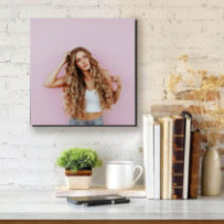 Rózsaszín fal előtt - négyzet