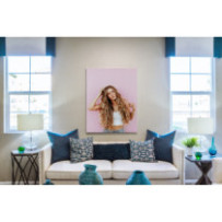 Rózsaszín fal előtt - álló